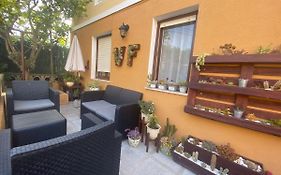 Bajo con terraza a 5 min de la playa (3 hab-6 per)
